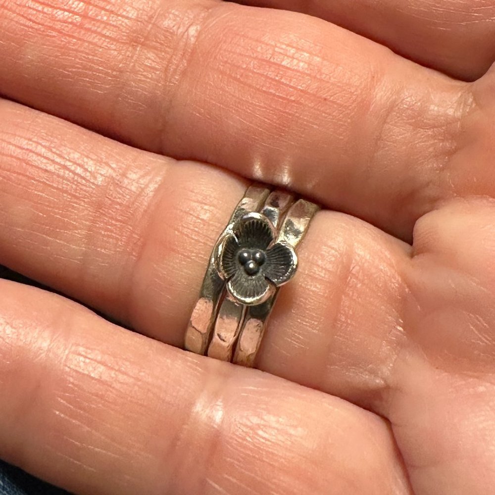 Sterling Silver Stackable Dainty Flower Ring Size 7 - Picture 5 of 7